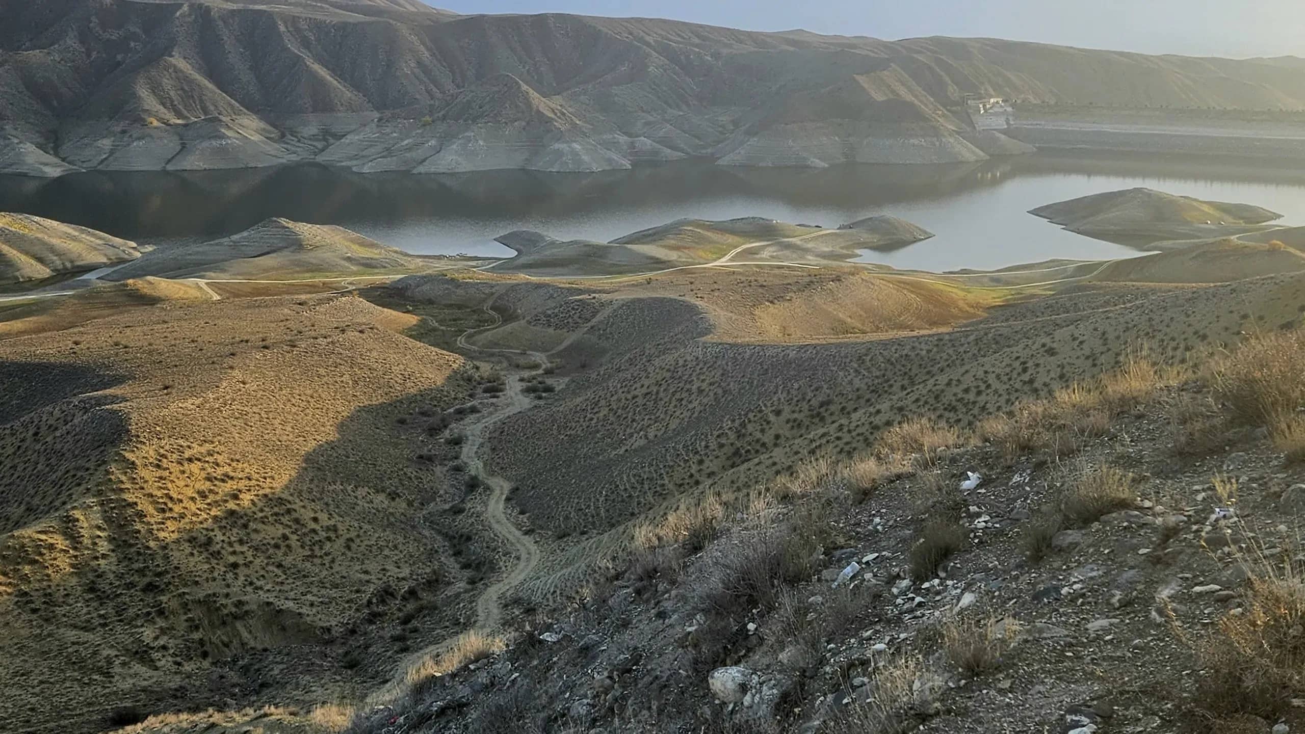 Азатское водохранилище, вода среди глиняных холмов ниже Гарни — кадр 3