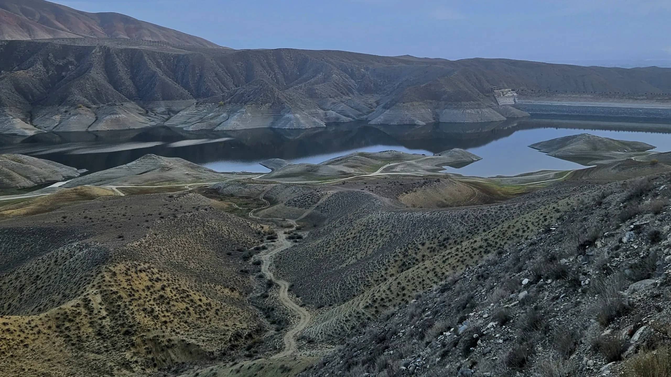 Азатское водохранилище, вода среди глиняных холмов ниже Гарни — кадр 7