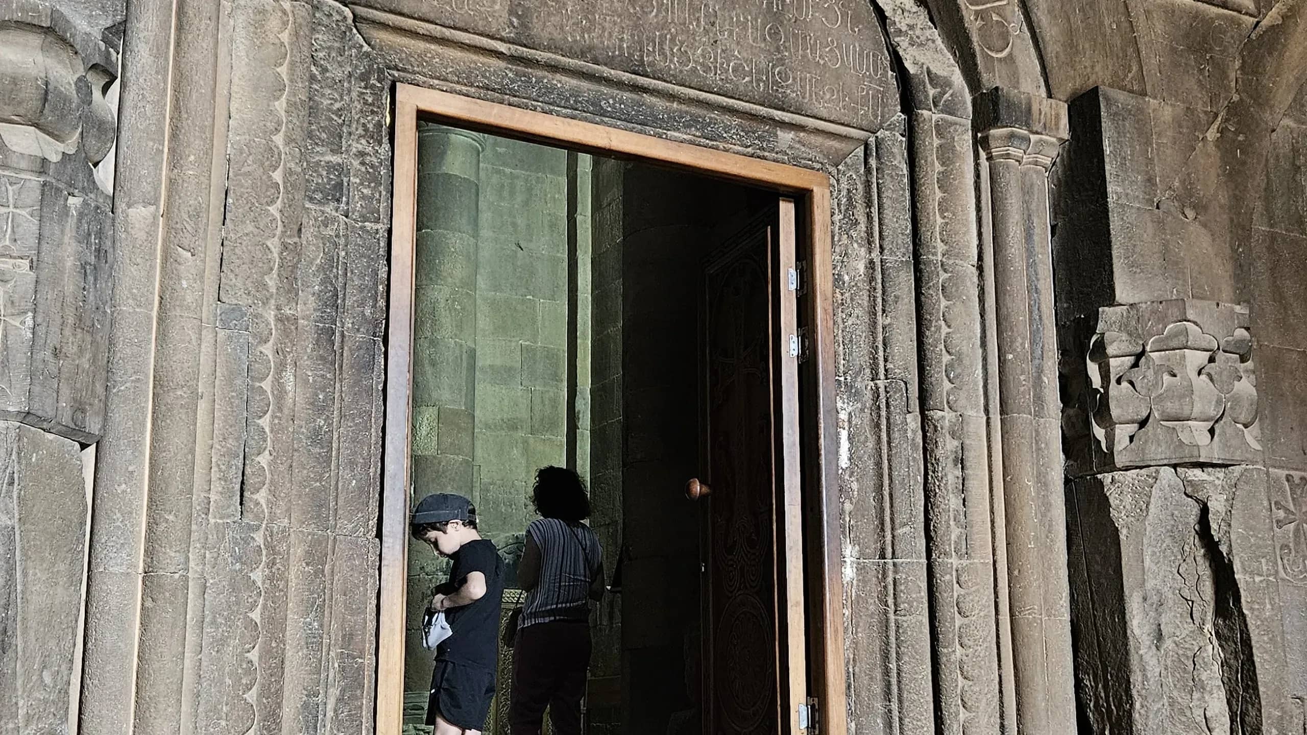 Нораванк, монастырь в красных скалах — кадр 10